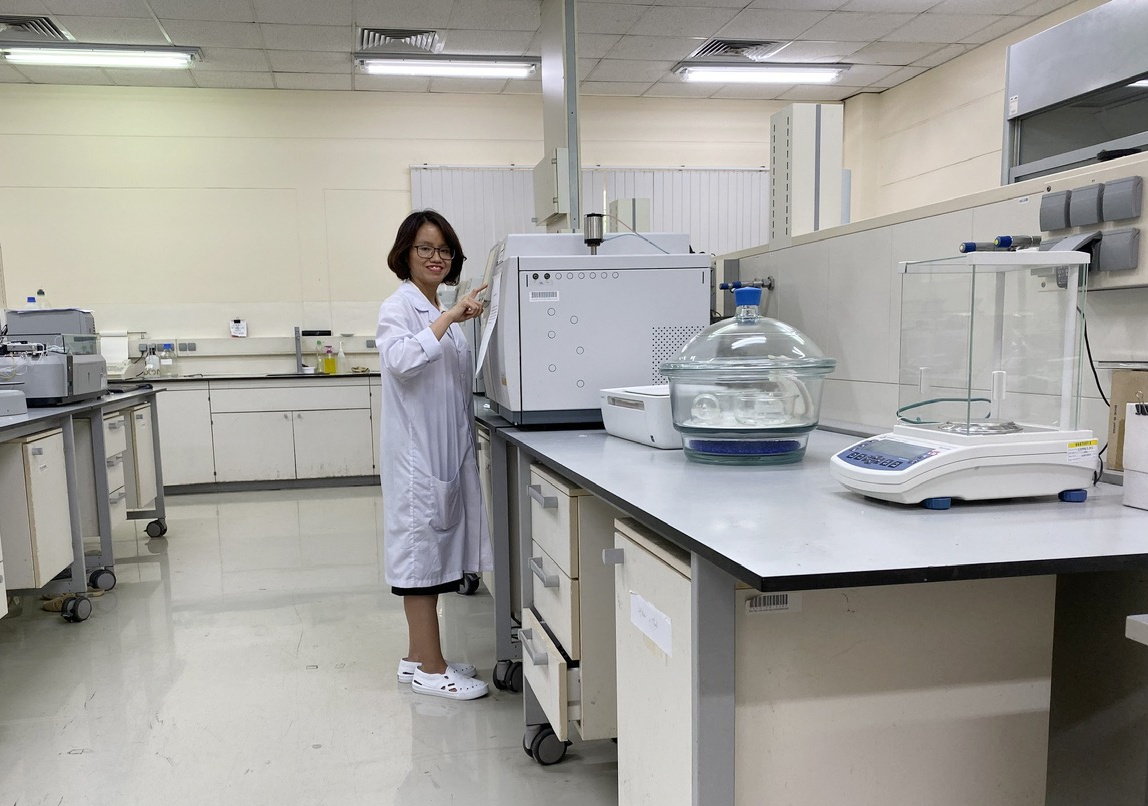 Chị Quyên lấy mẫu và phân tích để bảo đảm từ nguyên liệu đầu vào, sản phẩm đầu ra đạt chuẩn và chất lượng tốt nhất.