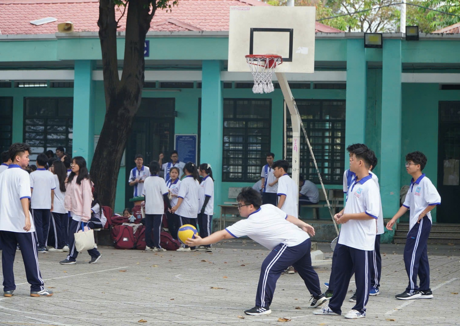TP HCM đề xuất cấm sử dụng điện thoại giờ ra chơi: Phụ huynh ủng hộ, học sinh thích thú
