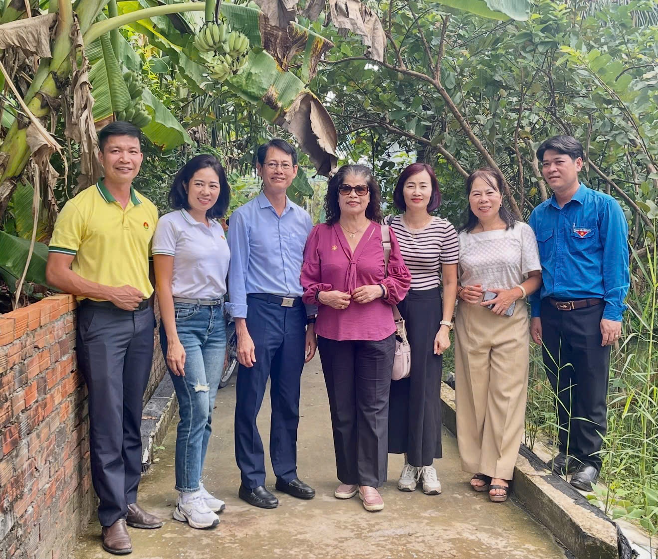 Phó GĐ Công ty CP Phân bón Cà Mau Đoàn Chí Nguyện cùng Bí thư đoàn huyện Cái Nước và các nhà báo.