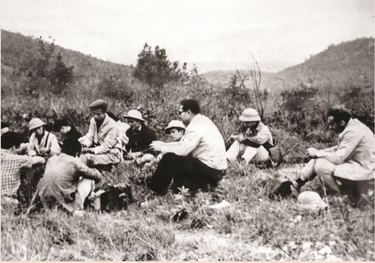 Cán bộ địa chất dầu khí cùng chuyên gia Liên Xô khảo sát thực địa vùng trũng An Châu (Thái Bình) Cán bộ địa chất dầu khí cùng chuyên gia Liên Xô khảo sát thực địa vùng trũng An Châu (Thái Bình)