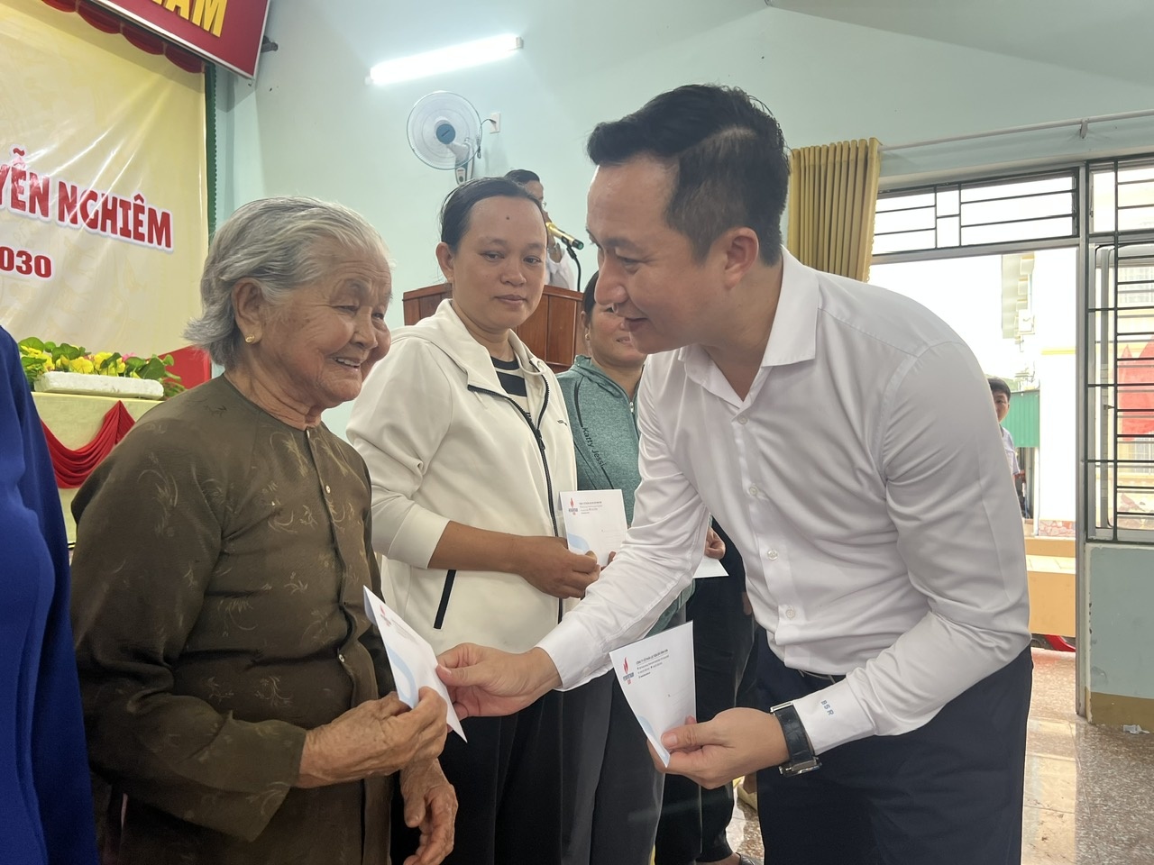 BSR gửi trọn nghĩa tình, khắc ghi công ơn các gia đình thương binh - liệt sĩ BSR gửi trọn nghĩa tình, khắc ghi công ơn các gia đình thương binh - liệt sĩ