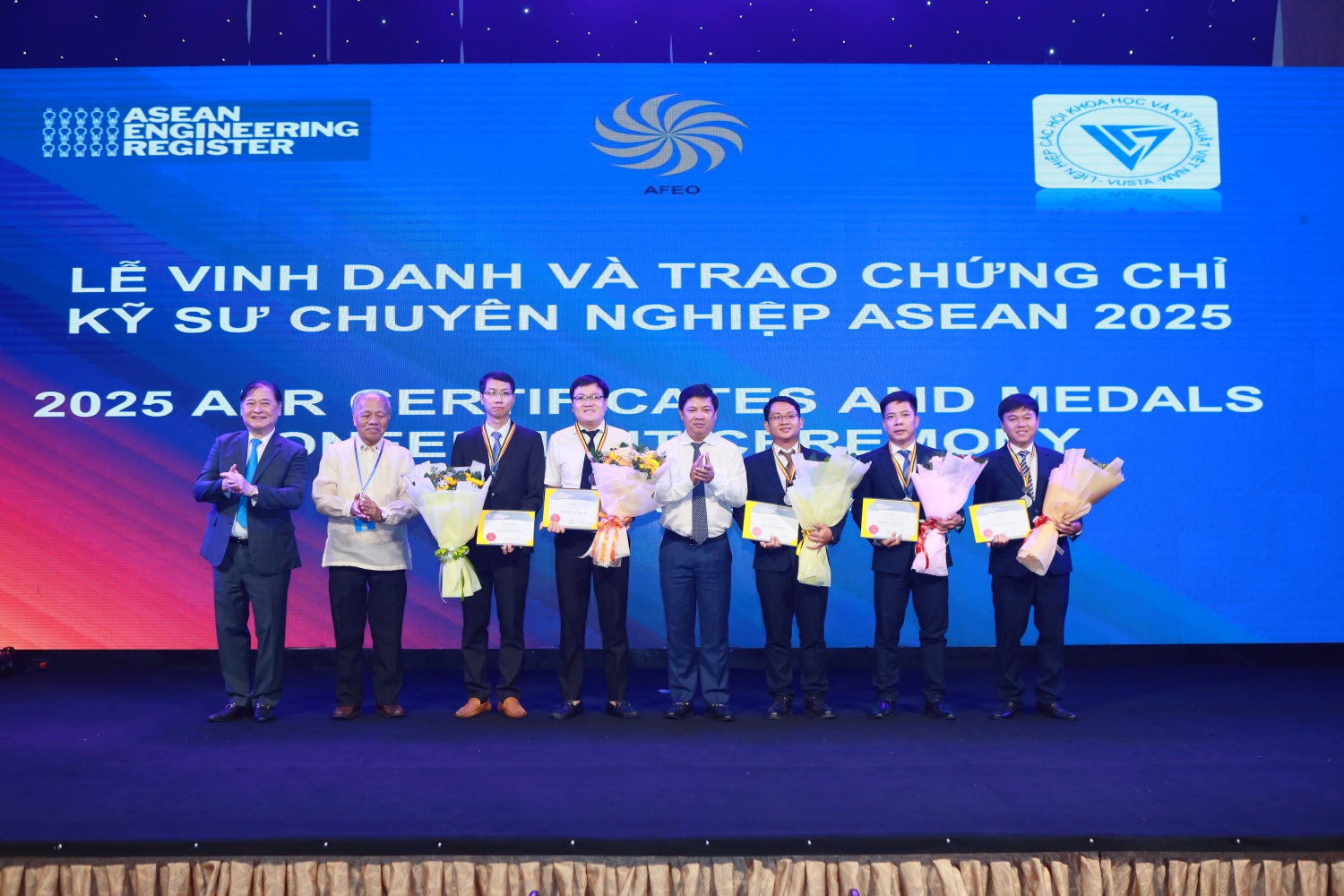 Lãnh đạo AFEO, TP Đà Nẵng và VUSTA đại diện trao chứng chỉ ACPE cho các kỹ sư của Việt Nam.