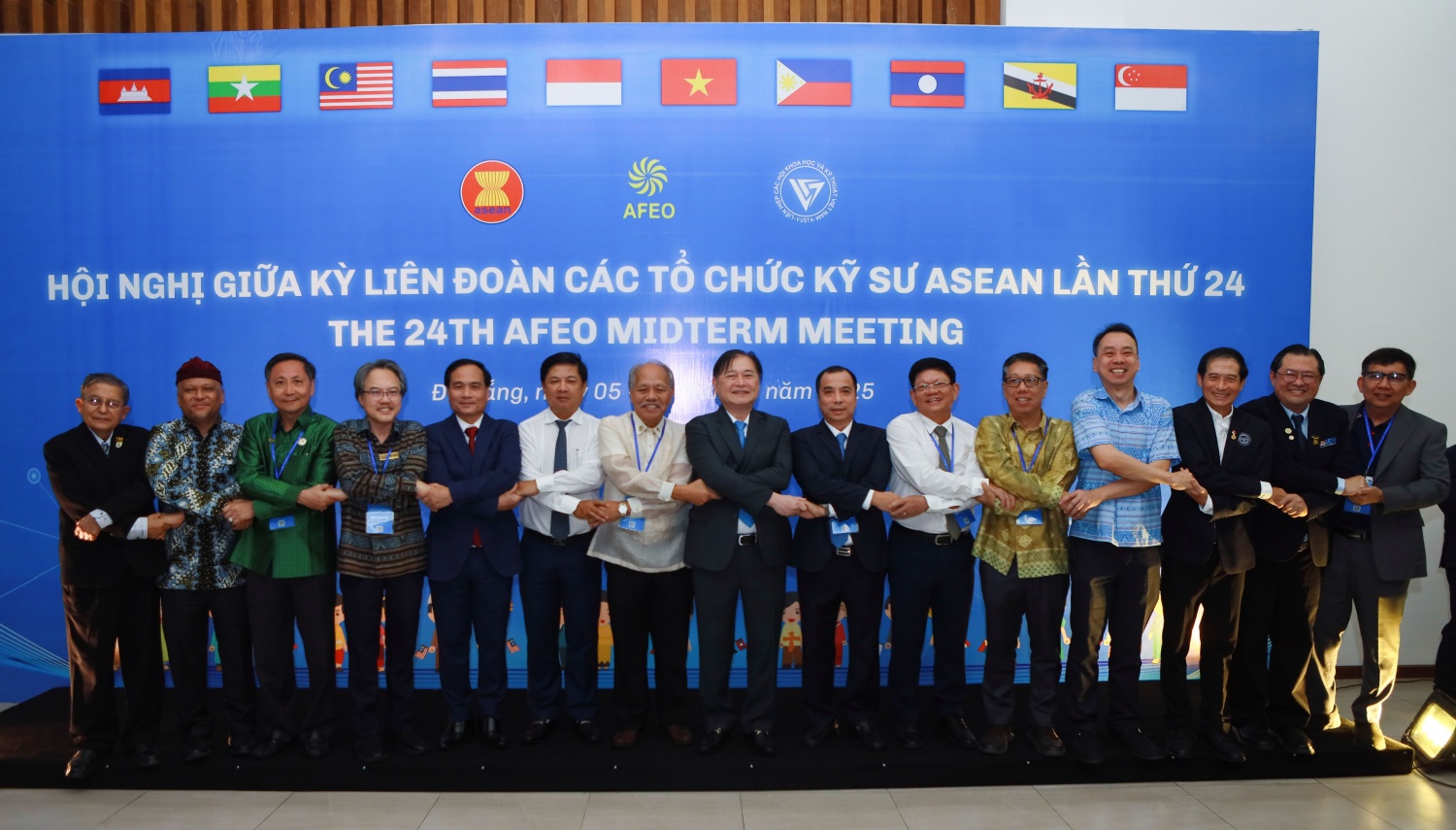 Lãnh đạo TP Đà Nẵng, VUSTA, AFEO cùng đại diện lãnh đạo, kỹ sư thuộc Hội kỹ sư các nước ASEAN chụp hình lưu niệm, thể hiện tinh thần đoàn kết, sáng tạo, cùng phát triển.