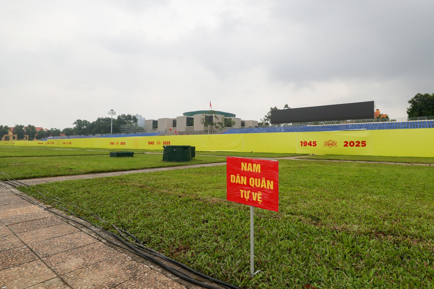 Toàn cảnh buổi tổng hợp luyện đầu tiên trên Quảng trường Ba Đình Toàn cảnh buổi tổng hợp luyện đầu tiên trên Quảng trường Ba Đình