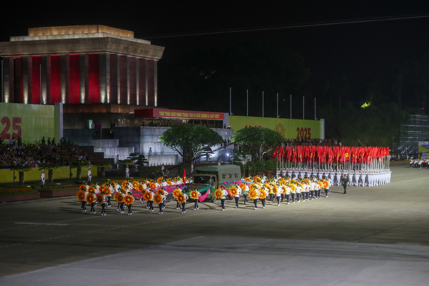 Toàn cảnh buổi tổng hợp luyện đầu tiên trên Quảng trường Ba Đình Toàn cảnh buổi tổng hợp luyện đầu tiên trên Quảng trường Ba Đình