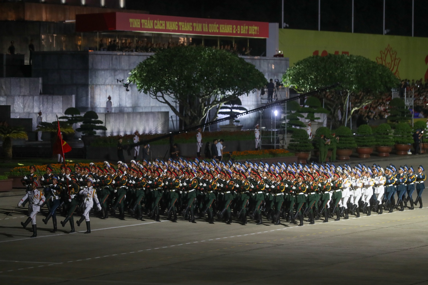 Toàn cảnh buổi tổng hợp luyện đầu tiên trên Quảng trường Ba Đình Toàn cảnh buổi tổng hợp luyện đầu tiên trên Quảng trường Ba Đình