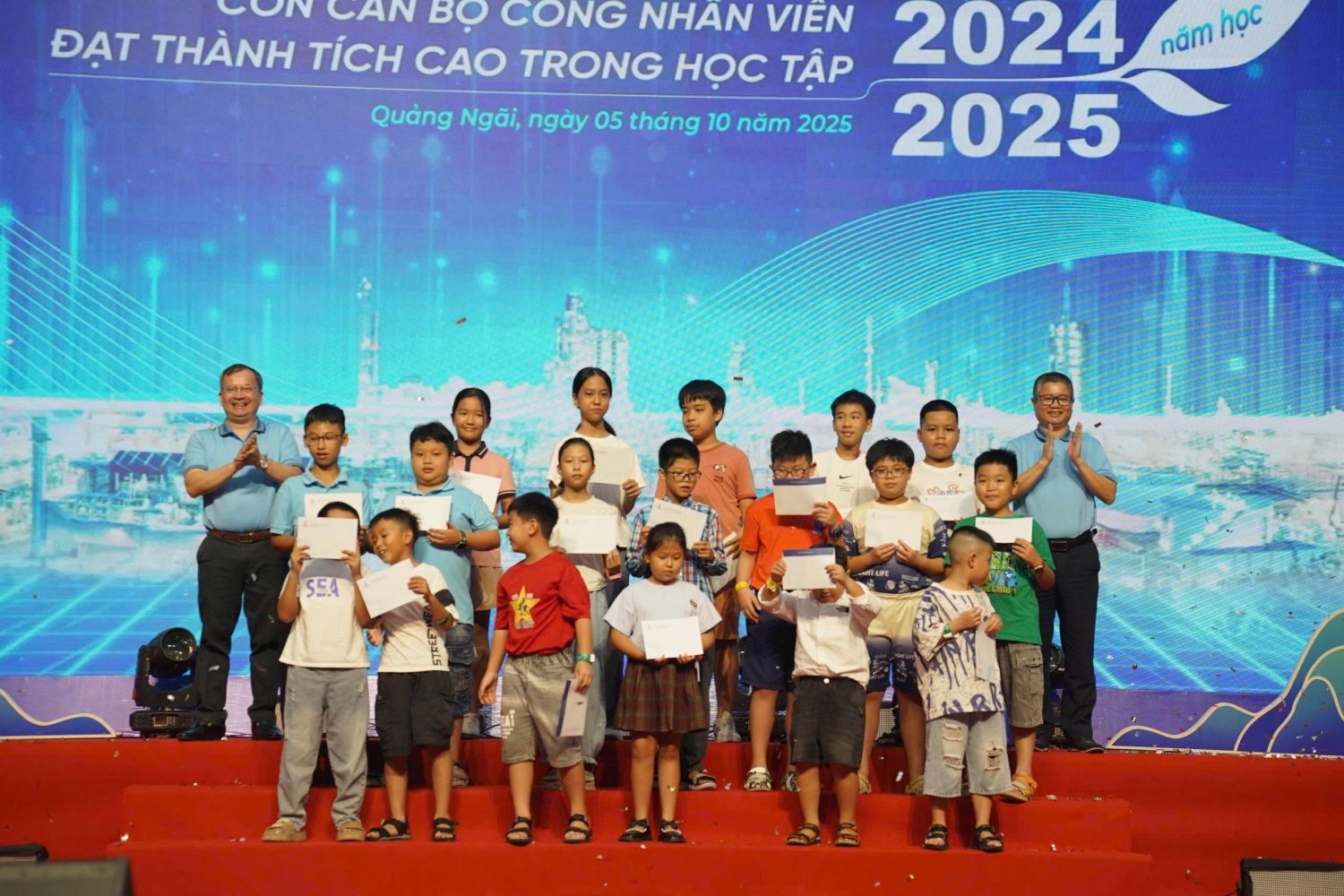 Các em học sinh là con CBNV BSR có thành tích cao trong học tập được tuyên dương, khen thưởng. Các em học sinh là con CBNV BSR có thành tích cao trong học tập được tuyên dương, khen thưởng.