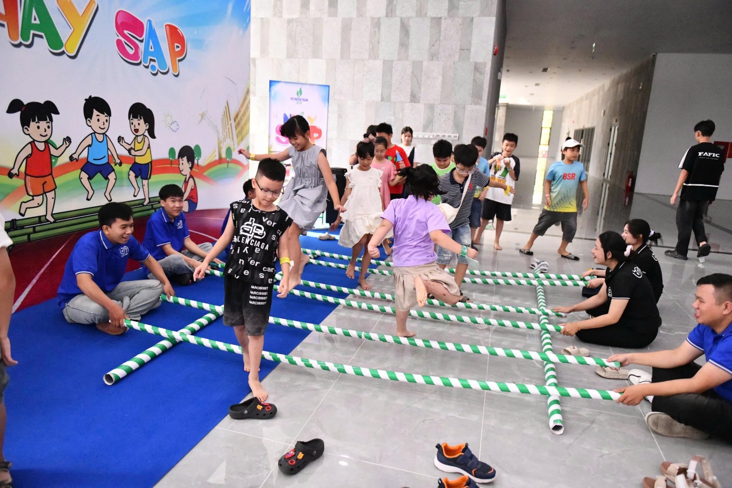 Các em nhỏ trải nghiệm các trò chơi dân gian Việt Nam. Các em nhỏ trải nghiệm các trò chơi dân gian Việt Nam.
