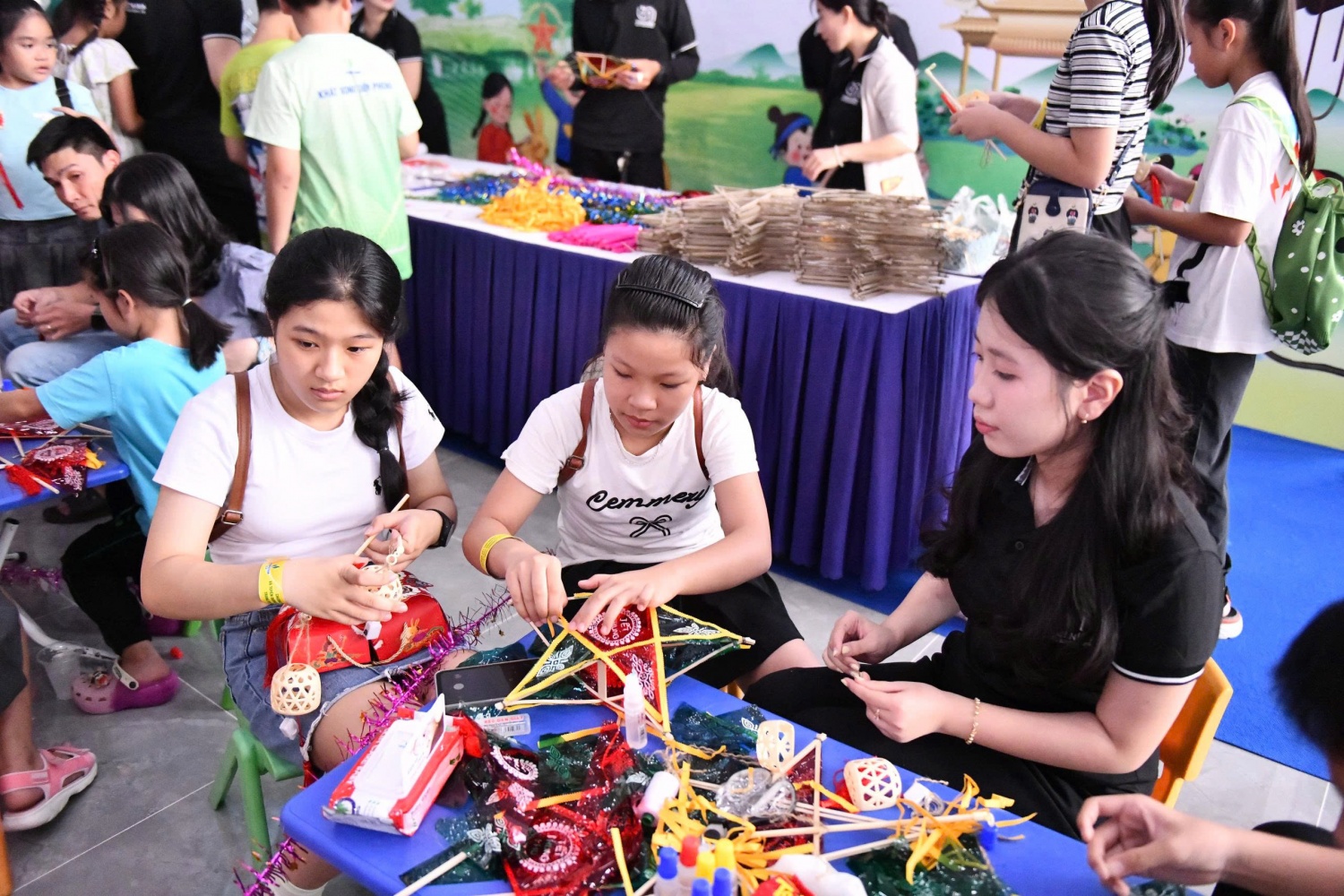 Các em nhỏ hào hứng trải nghiệm làm lồng đèn Trung thu tại gian hàng dân gian Các em nhỏ hào hứng trải nghiệm làm lồng đèn Trung thu tại gian hàng dân gian