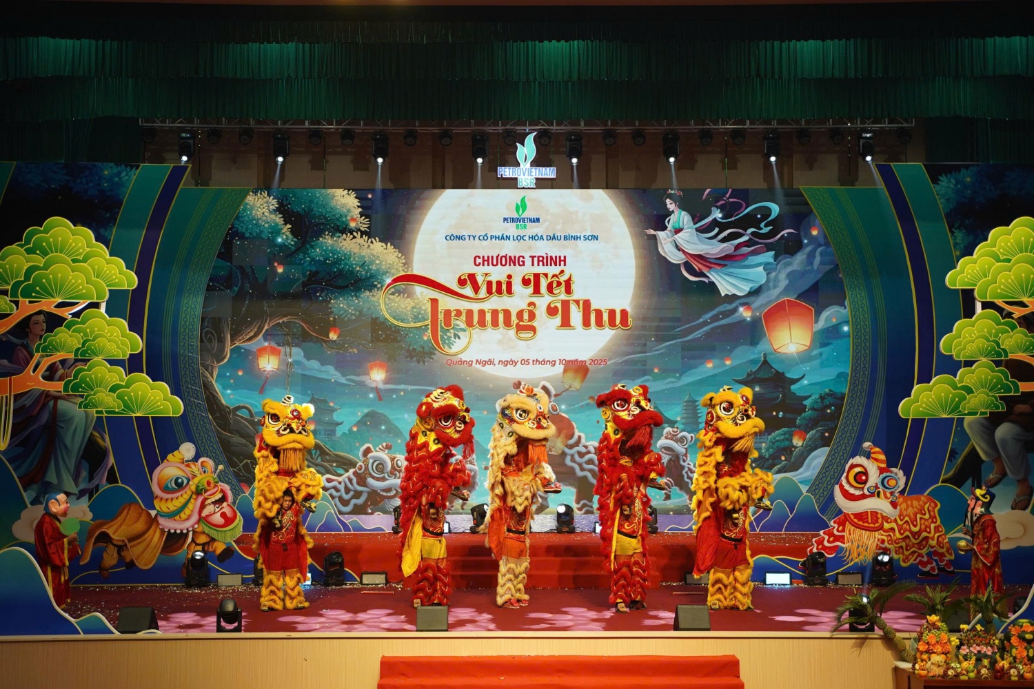 Màn múa Lân – Sư – Rồng sôi động, góp phần cho đêm hội “Vui Trung thu” đầy sắc màu. Màn múa Lân – Sư – Rồng sôi động, góp phần cho đêm hội “Vui Trung thu” đầy sắc màu.