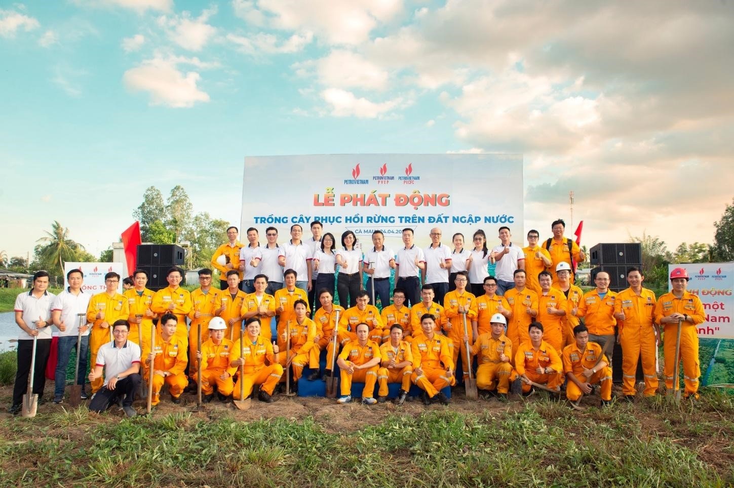 PV GAS CA MAU tham gia lễ phát động trồng cây phục hồi rừng trên đất ngập nước