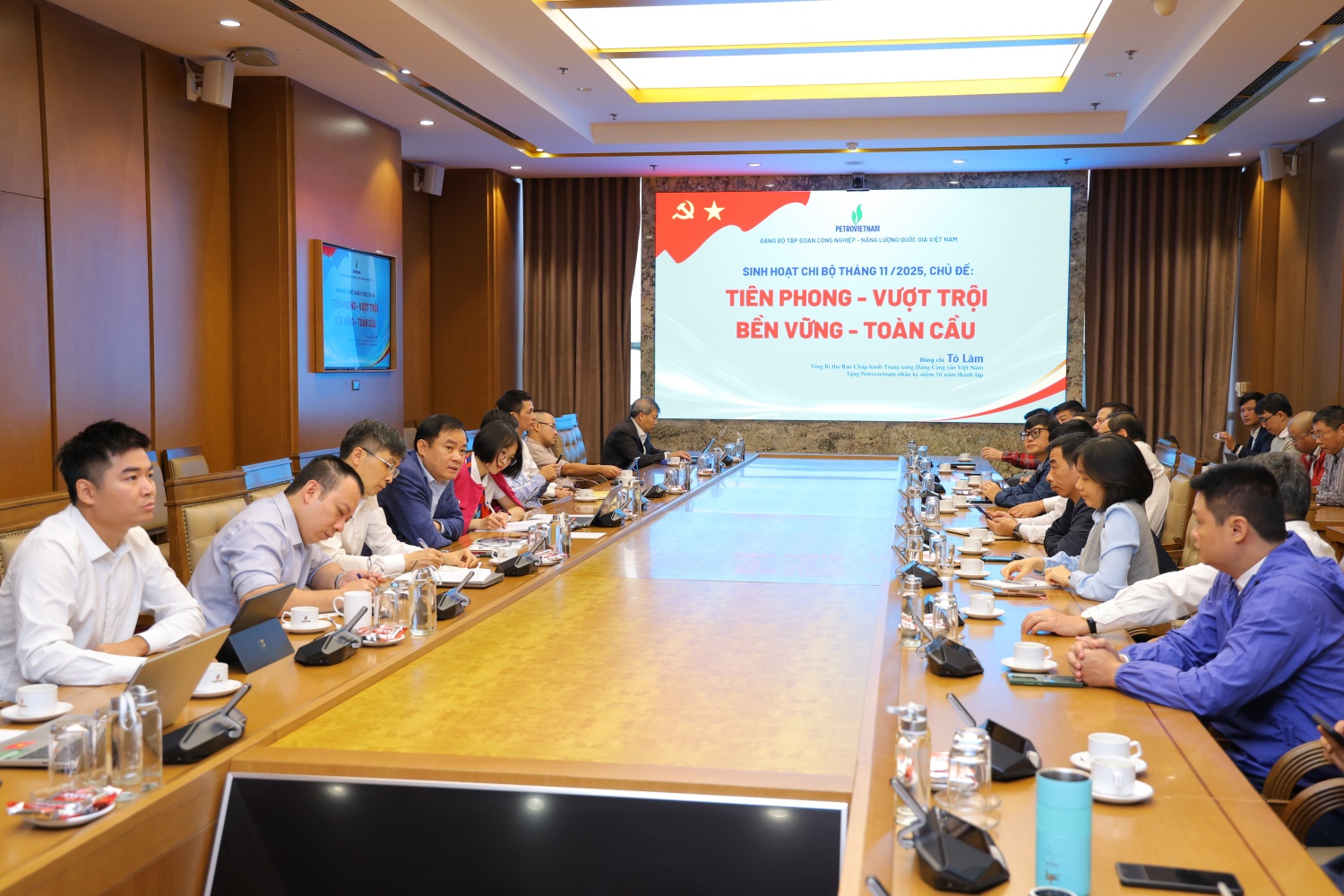 Đồng chí Lê Ngọc Sơn, Phó Bí thư Đảng ủy, Tổng Giám đốc Petrovietnam sinh hoạt tại Chi bộ Thăm dò Khai thác Dầu khí.