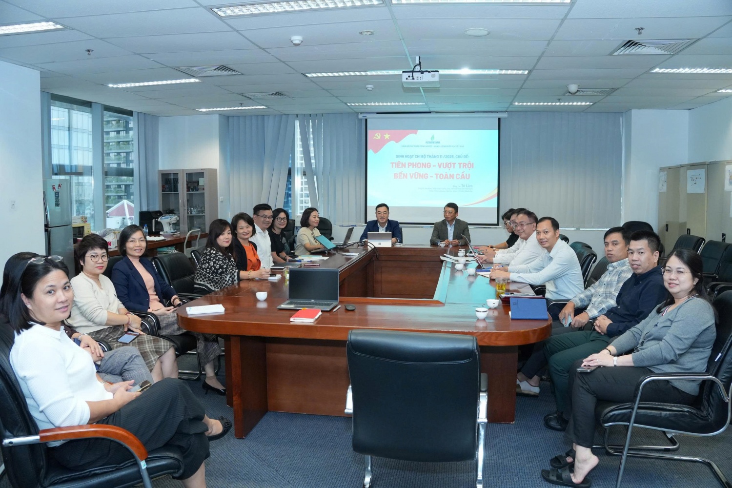 Đồng chí Trần Hồng Nam - Ủy viên BCH Đảng bộ, Thành viên HĐTV Tập đoàn sinh hoạt ở Chi bộ Quản lý Hợp đồng Dầu khí và phát triển dự án E&P.