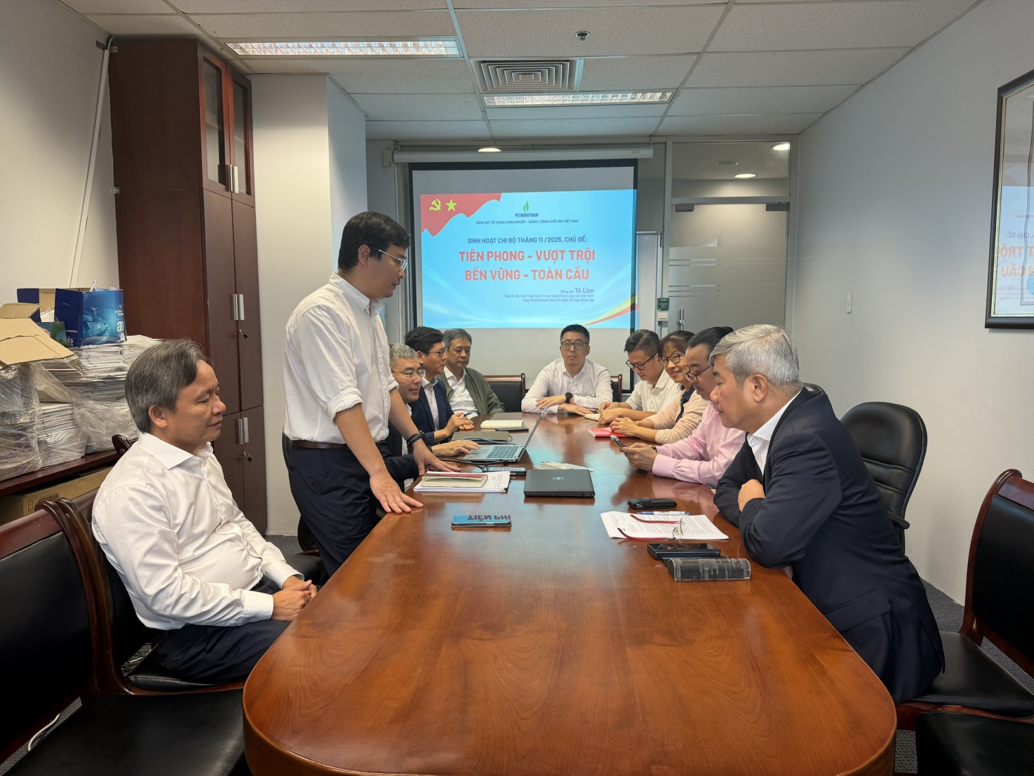 Đồng chí Đỗ Chí Thanh - Uỷ viên BTV, Phó Tổng Giám đốc Tập đoàn sinh hoạt tại Chi bộ Quản lý Đầu tư thuộc Đảng bộ Ban Kinh tế Đầu tư