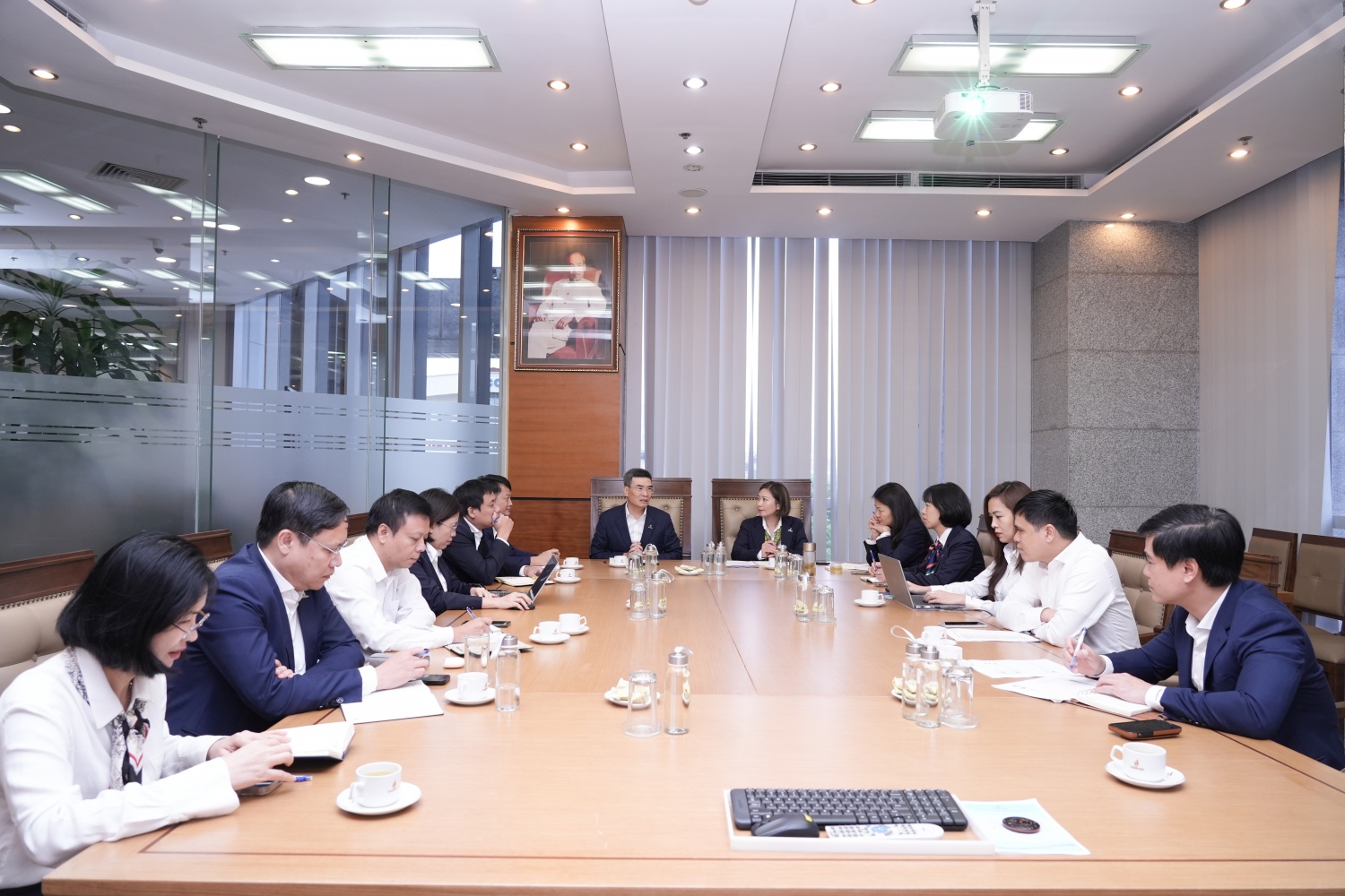 Đồng chí Dương Mạnh Sơn,  Uỷ viên BTV, Phó Tổng Giám đốc Tập đoàn sinh hoạt tại Chi bộ Ban Thương mại Dịch vụ