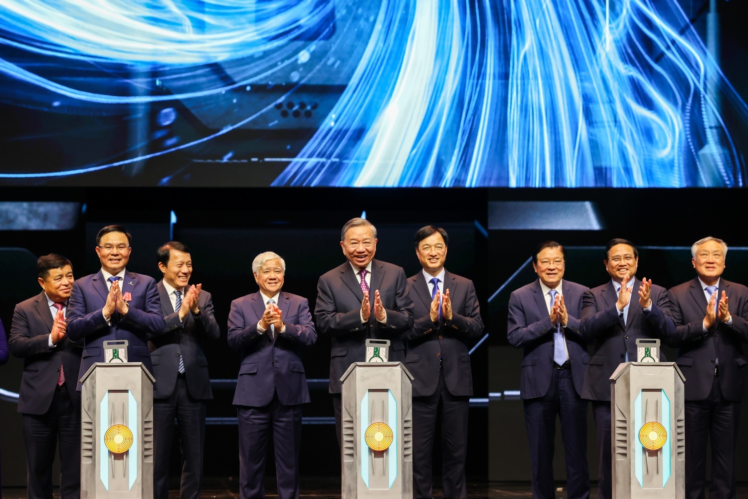 Tổng Bí thư Tô Lâm, Thủ tướng Phạm Minh Chính, Chủ tịch HĐTV Petrovietnam Lê Mạnh Hùng thực hiện nghi thức khởi động chương trình STEM Innovation Petrovietnam BSR tích cực thực hiện sứ mệnh STEM Innovation Petrovietnam