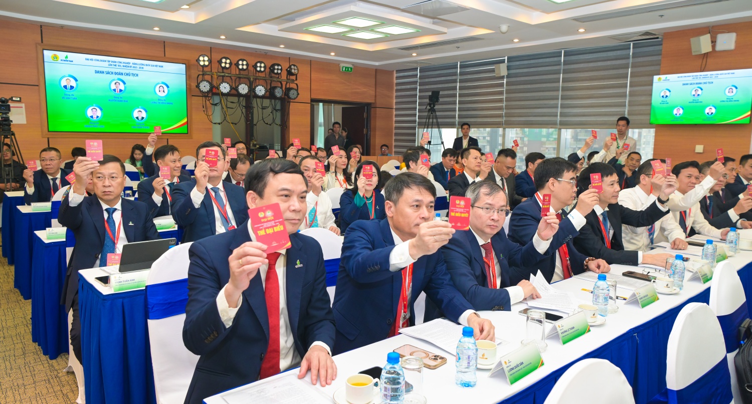 Các đại biểu biểu quyết thông qua các nội dung tại Đại hội. Các đại biểu biểu quyết thông qua các nội dung tại Đại hội.