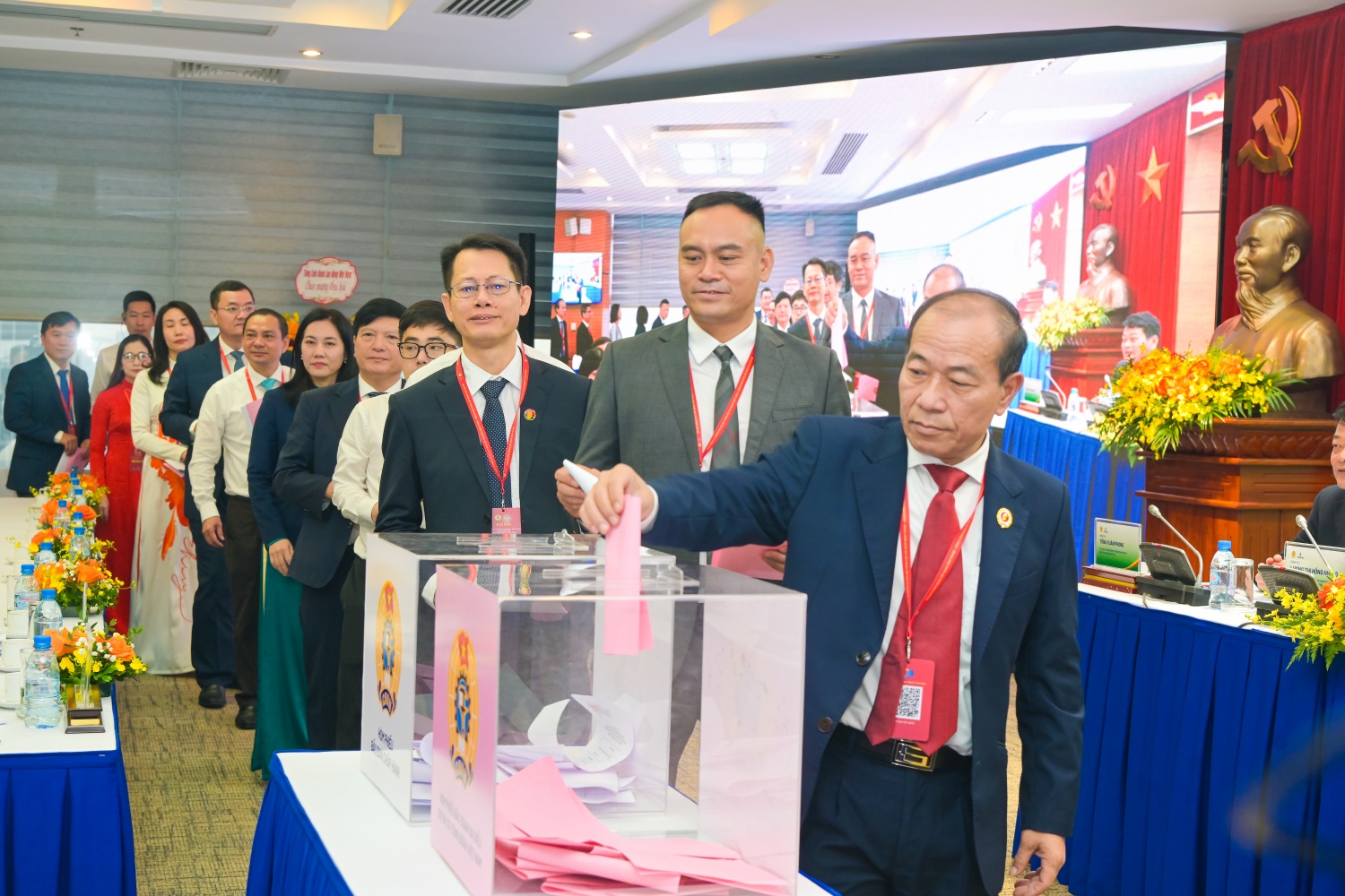 Các đại biểu bầu Ban Chấp hành Hội Công đoàn Petrovietnam nhiệm kỳ 2025-2030 và bầu đoàn đại biểu dự Đại hội Công đoàn cấp trên. Các đại biểu bầu Ban Chấp hành Hội Công đoàn Petrovietnam nhiệm kỳ 2025-2030 và bầu đoàn đại biểu dự Đại hội Công đoàn cấp trên.