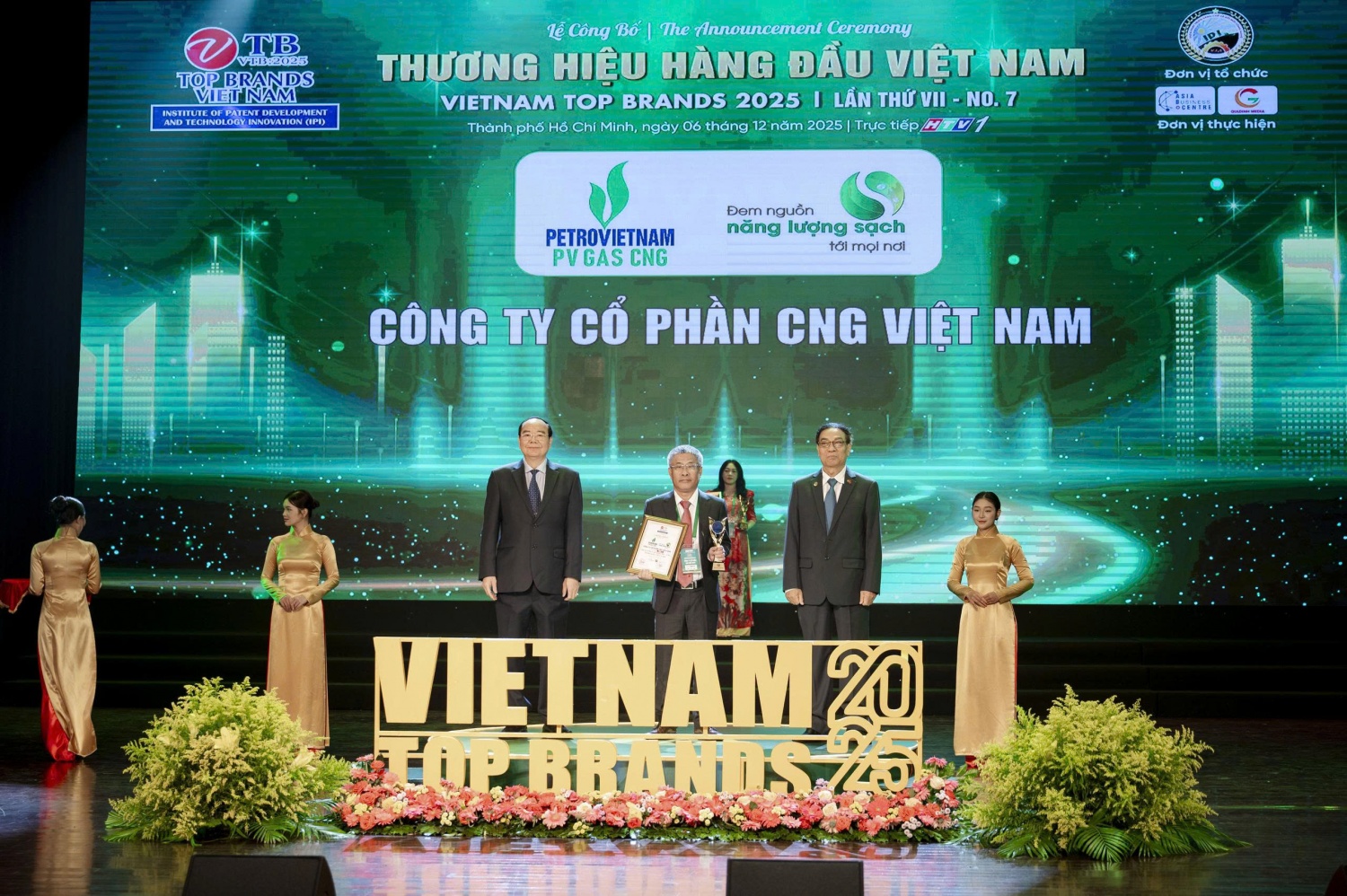 Đại diện PV GAS CNG nhận giải thưởng “Thương hiệu hàng đầu Việt Nam 2025”