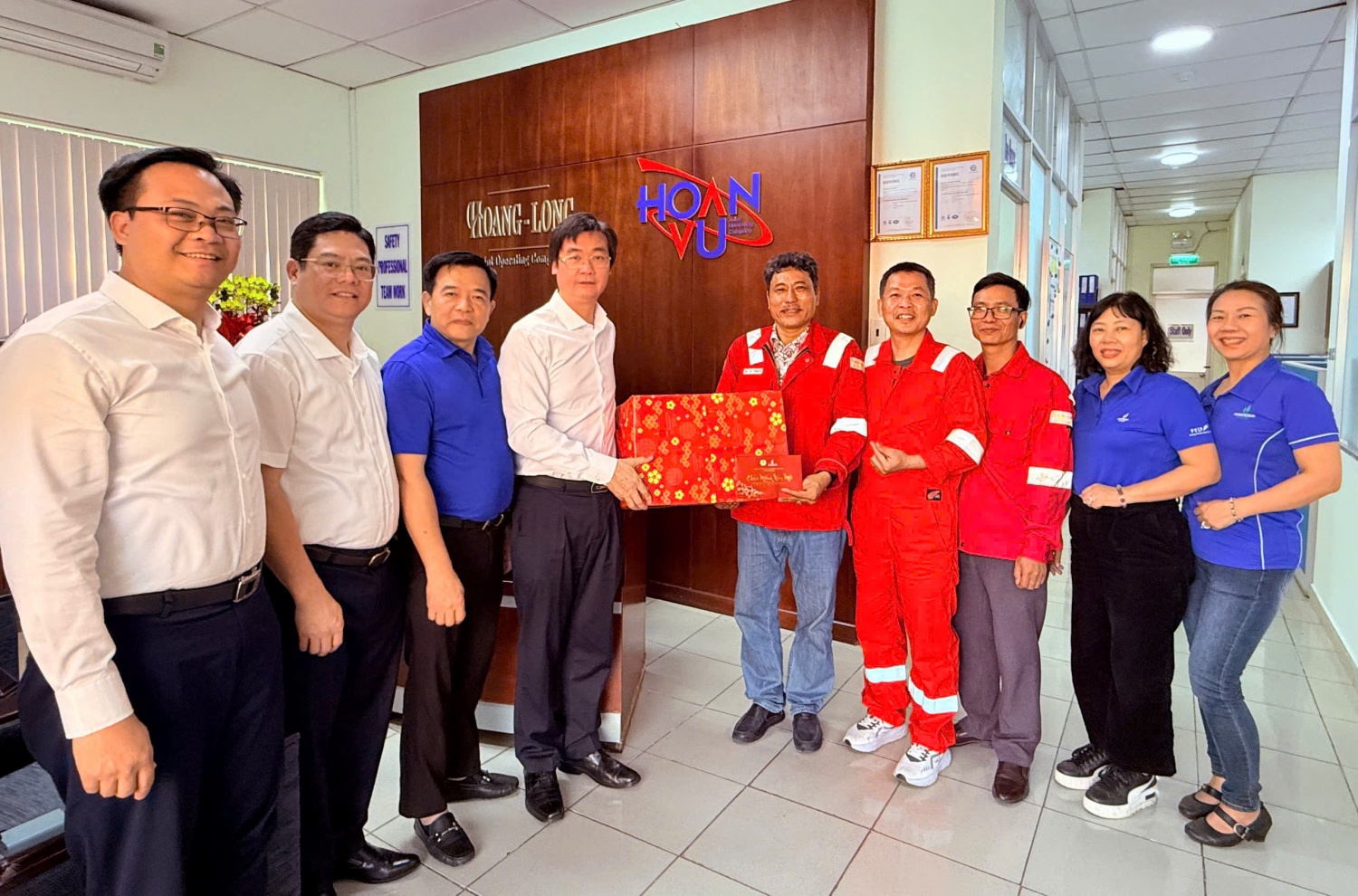 Công đoàn Petrovietnam động viên người lao động bám trụ công trường ngày Tết Công đoàn Petrovietnam thăm và động viên người lao động trực Tết tại HL-HV JOC