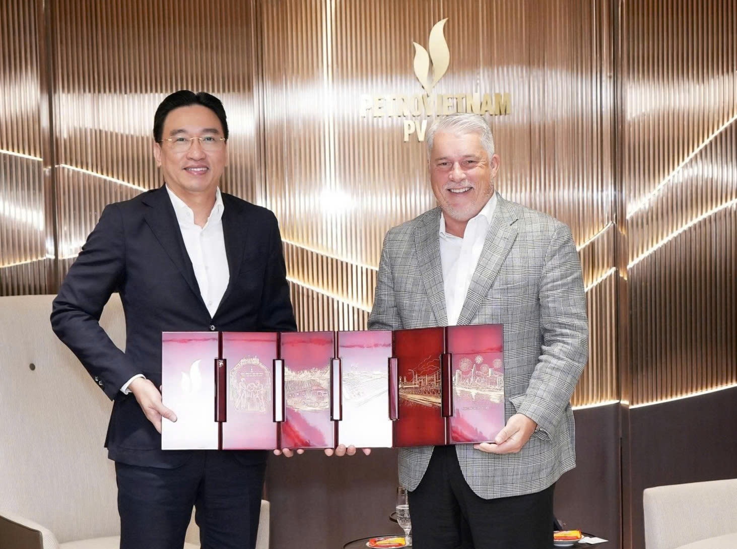 Ông Nguyễn Thanh Bình – Bí thư Đảng ủy, Chủ tịch HĐQT PV GAS tặng quà lưu niệm cho ông Peter Gibson – Chủ tịch Tập đoàn Nebula Energy Ông Nguyễn Thanh Bình – Bí thư Đảng ủy, Chủ tịch HĐQT PV GAS tặng quà lưu niệm cho ông Peter Gibson – Chủ tịch Tập đoàn Nebula Energy