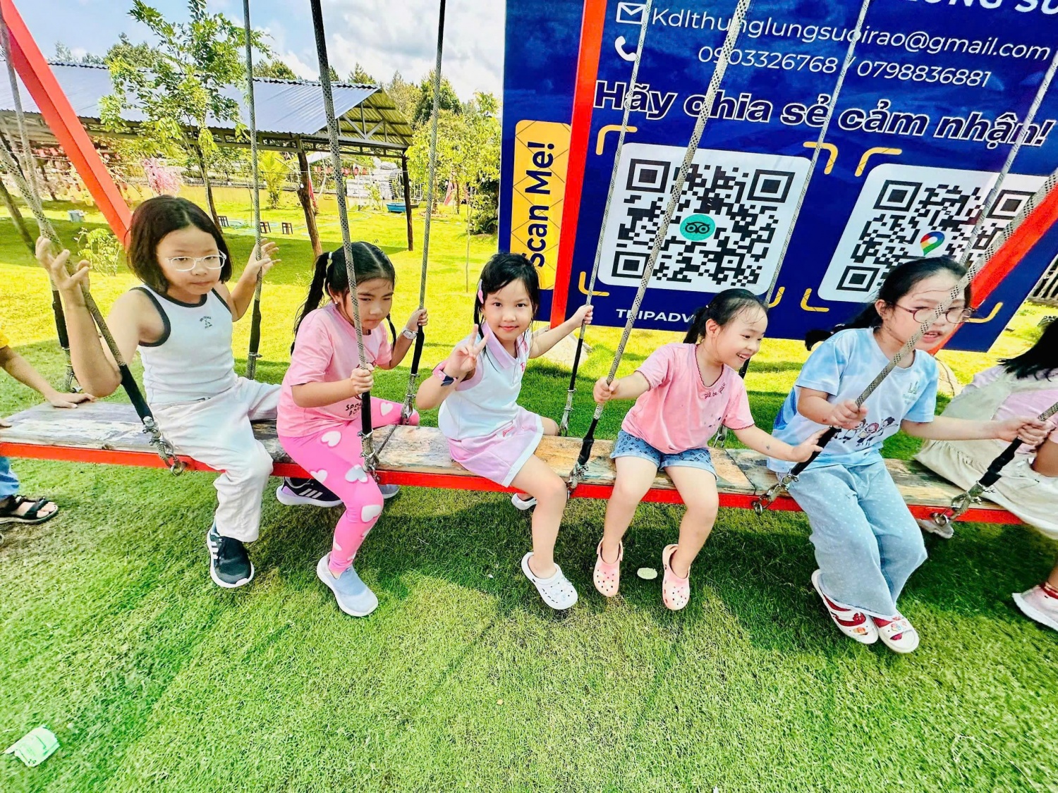 Kết thúc chương trình, Ban tổ chức trao quà cho tất cả các em nhỏ tham gia chương trình, khép lại ngày hội bằng nhiều tiếng cười và những khoảnh khắc ấm áp. Với các em, đó là một ngày được vui chơi, khám phá và có thêm bạn mới. Với phụ huynh, đó là sự sẻ chia thiết thực từ đơn vị nơi mình công tác. Còn với PTSC G&S, chương trình là hành động cụ thể để chăm lo cho đời sống người lao động từ những điều bình dị nhất.