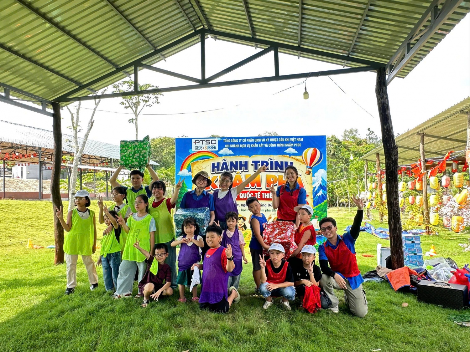 Đoàn viên thanh viên và các cháu thiếu nhi cùng nhau tham gia hoạt động teambuilding