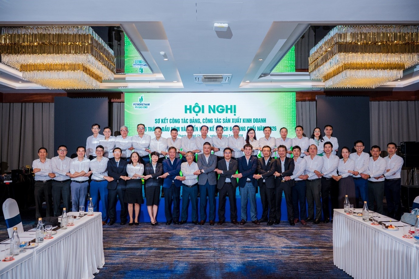 Lãnh đạo PV GAS cùng lãnh đạo PV GAS CNG và các CBCNV chụp hình lưu niệm tại Hội nghị