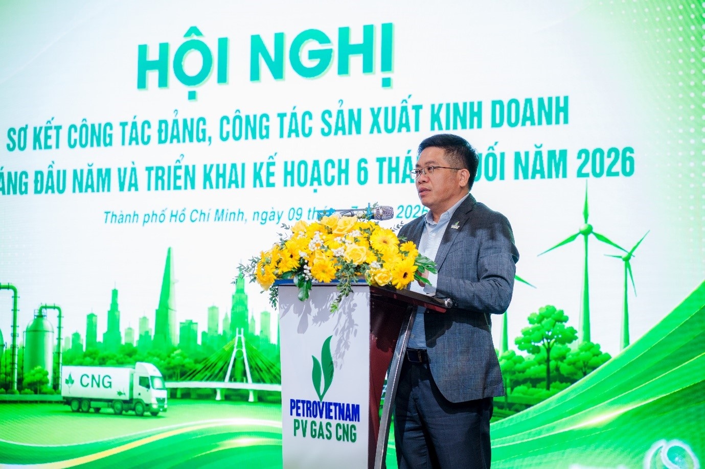 Đồng chí Trịnh Văn Khiêm – Thành viên HĐQT PV GAS, Bí thư Đảng ủy, Chủ tịch HĐQT PV GAS CNG phát biểu tại Hội nghị