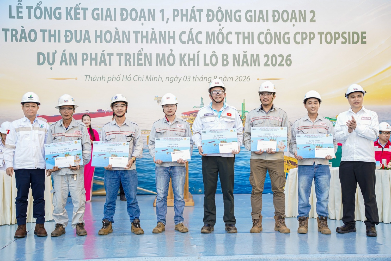 Đại diện Chủ đầu tư PQPOC trao thưởng cho các tập thể, cá nhân có thành tích xuất sắc trong đợt thi đua cao điểm vừa qua Đại diện Chủ đầu tư PQPOC trao thưởng cho các tập thể, cá nhân có thành tích xuất sắc trong đợt thi đua cao điểm vừa qua