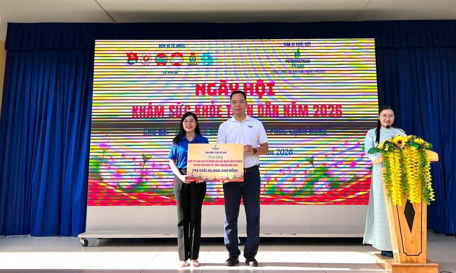 Đồng chí Lê Hoài Bắc – Phó Bí thư Đoàn Thanh niên PETROVIETNAM, Bí thư Đoàn Thanh niên PV GAS trao tặng tài trợ cho Đại diện Đoàn Thanh niên xã Nhà Bè