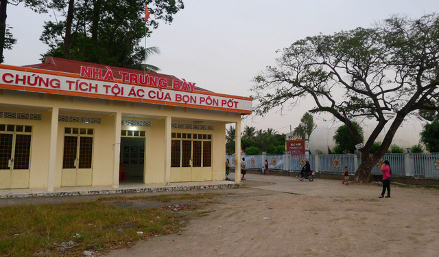 Nhà mồ Ba Chúc - Chứng tích tội ác tày trời của tập đoàn diệt chủng Pôn Pốt nha mo ba chuc chung tich toi ac tay troi cua tap doan diet chung pon pot