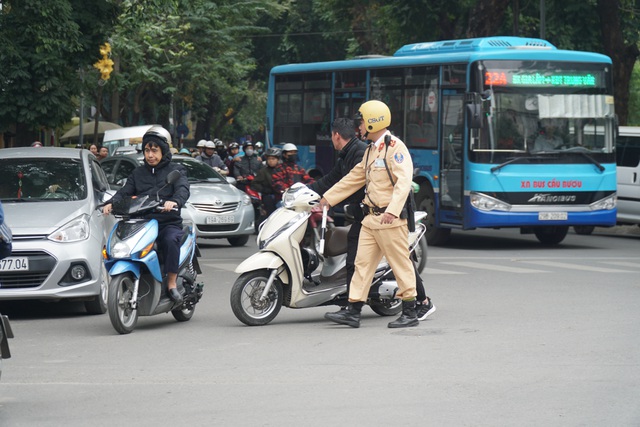 Hà Nội: Nể nang chén rượu tất niên, lái xe bị tước giấy phép 17 tháng ha noi ne nang chen ruou tat nien lai xe bi tuoc giay phep 17 thang