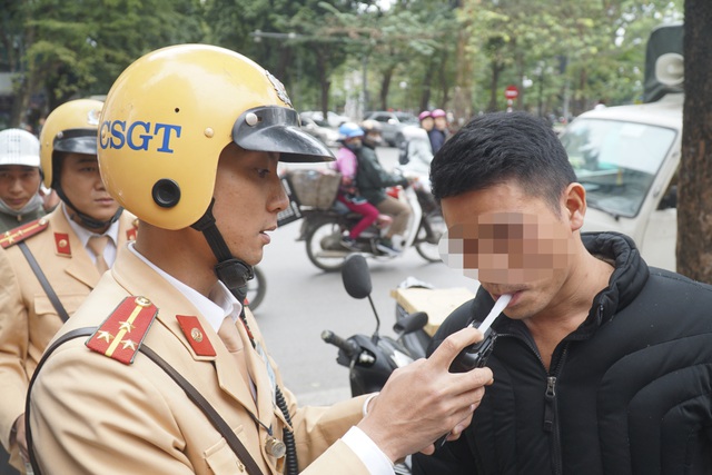 Hà Nội: Nể nang chén rượu tất niên, lái xe bị tước giấy phép 17 tháng ha noi ne nang chen ruou tat nien lai xe bi tuoc giay phep 17 thang