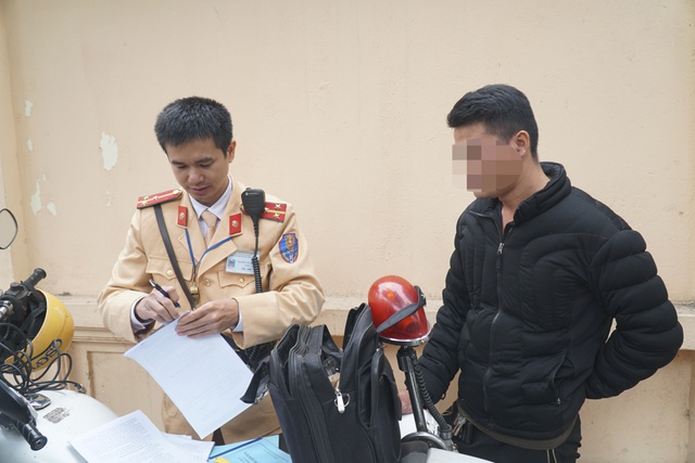 Hà Nội: Nể nang chén rượu tất niên, lái xe bị tước giấy phép 17 tháng ha noi ne nang chen ruou tat nien lai xe bi tuoc giay phep 17 thang