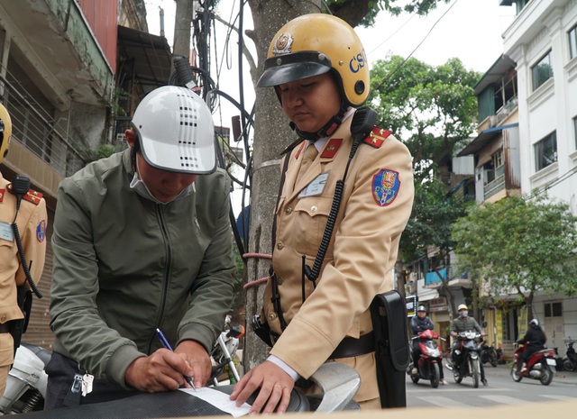 Hà Nội: Nể nang chén rượu tất niên, lái xe bị tước giấy phép 17 tháng ha noi ne nang chen ruou tat nien lai xe bi tuoc giay phep 17 thang