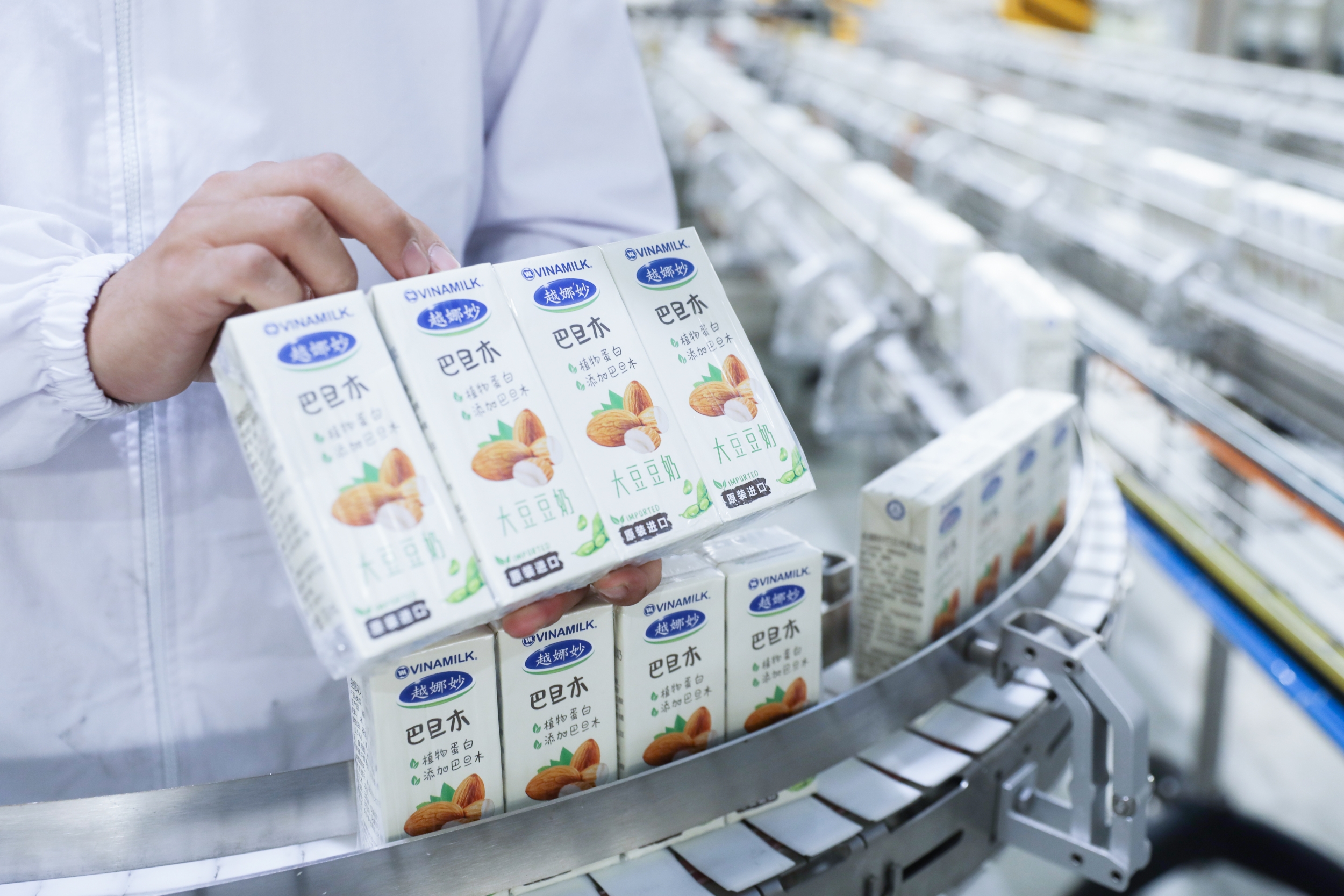 Tin vui về lô sữa xuất khẩu đầu năm từ Vinamilk hứa hẹn một năm lạc quan cho ngành sữa Tin vui về lô sữa xuất khẩu đầu năm từ Vinamilk hứa hẹn một năm lạc quan cho ngành sữa