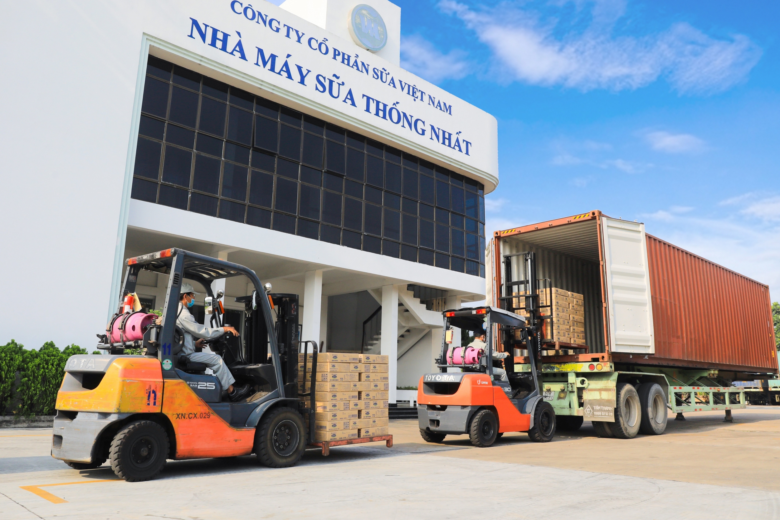 Tin vui về lô sữa xuất khẩu đầu năm từ Vinamilk hứa hẹn một năm lạc quan cho ngành sữa Tin vui về lô sữa xuất khẩu đầu năm từ Vinamilk hứa hẹn một năm lạc quan cho ngành sữa