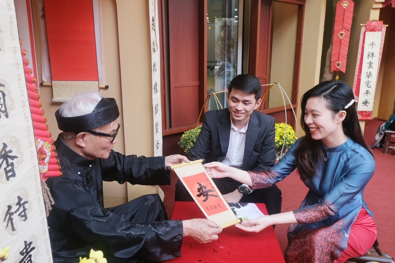 … hay ông Đồ già “bày mực Tàu, giấy đỏ” cho chữ đầu năm. … hay ông Đồ già “bày mực Tàu, giấy đỏ” cho chữ đầu năm.