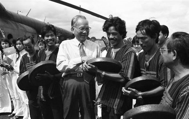 Nhìn lại những hình ảnh của nguyên Chủ tịch nước Lê Đức Anh nhin lai nhung hinh anh cua nguyen chu tich nuoc le duc anh