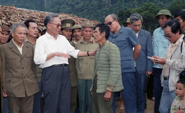 Nhìn lại những hình ảnh của nguyên Chủ tịch nước Lê Đức Anh nhin lai nhung hinh anh cua nguyen chu tich nuoc le duc anh