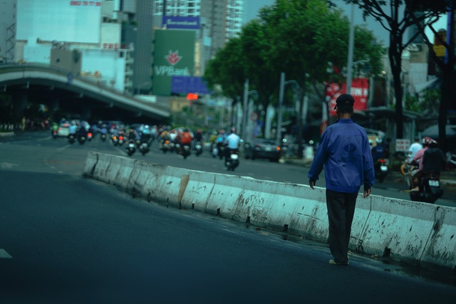 Chưa hết giãn cách xã hội, đường phố Sài Gòn đã đông đúc trở lại chua het gian cach xa hoi duong pho sai gon da dong duc tro lai