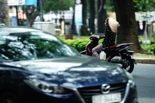 Chưa hết giãn cách xã hội, đường phố Sài Gòn đã đông đúc trở lại chua het gian cach xa hoi duong pho sai gon da dong duc tro lai