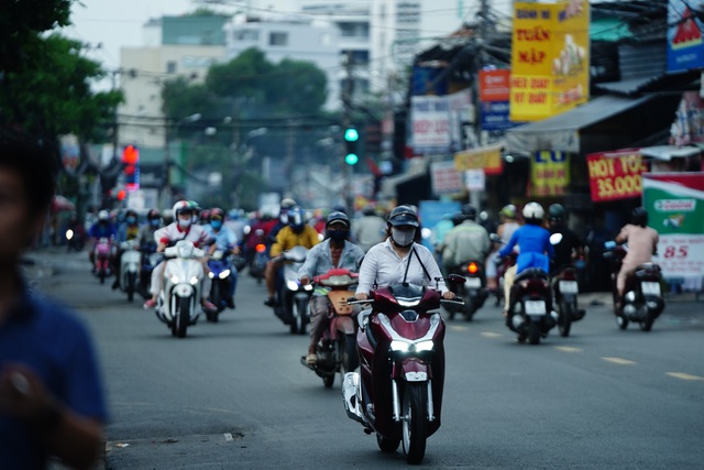 Chưa hết giãn cách xã hội, đường phố Sài Gòn đã đông đúc trở lại chua het gian cach xa hoi duong pho sai gon da dong duc tro lai