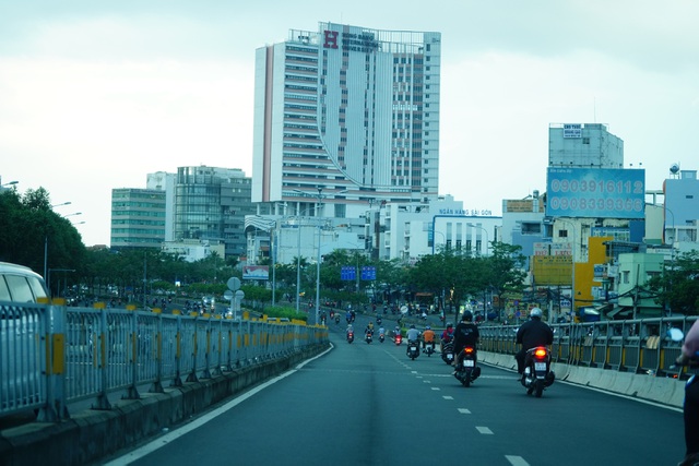 Chưa hết giãn cách xã hội, đường phố Sài Gòn đã đông đúc trở lại chua het gian cach xa hoi duong pho sai gon da dong duc tro lai