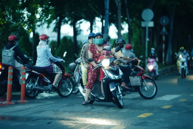 Chưa hết giãn cách xã hội, đường phố Sài Gòn đã đông đúc trở lại chua het gian cach xa hoi duong pho sai gon da dong duc tro lai