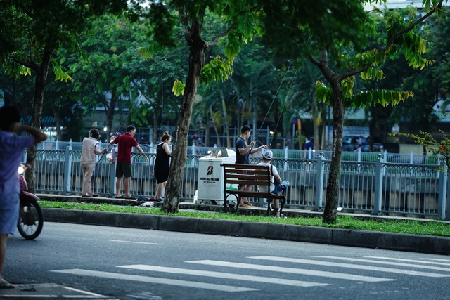 Chưa hết giãn cách xã hội, đường phố Sài Gòn đã đông đúc trở lại chua het gian cach xa hoi duong pho sai gon da dong duc tro lai