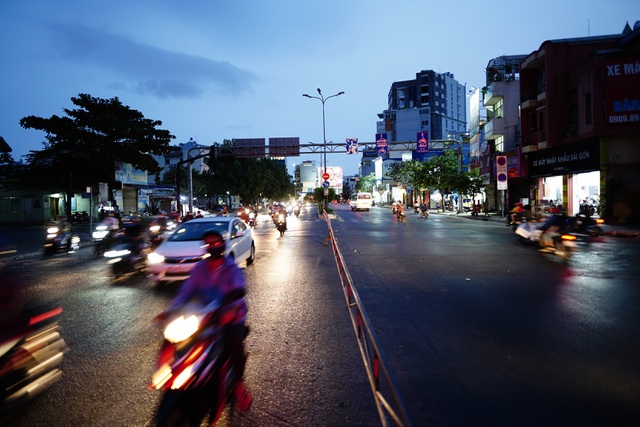 Chưa hết giãn cách xã hội, đường phố Sài Gòn đã đông đúc trở lại chua het gian cach xa hoi duong pho sai gon da dong duc tro lai