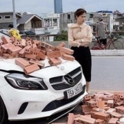 Bị xích lô chở gạch tông trúng, nữ tài xế Mercedes ứng xử đầy bất ngờ