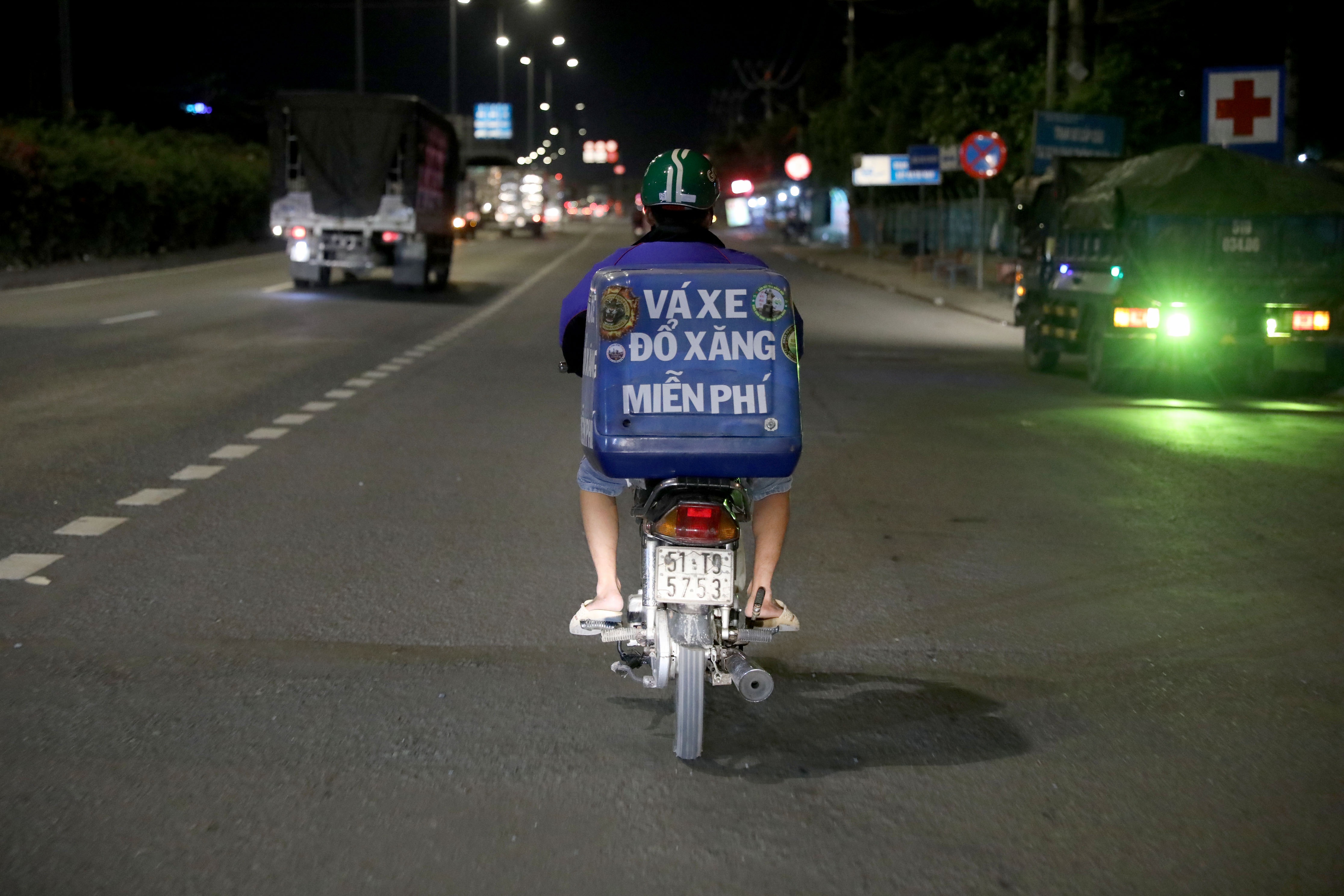 Người đàn ông đêm nào cũng "đi lang thang" năn nỉ được... sửa xe miễn phí nguoi dan ong dem nao cung di lang thang nan ni duoc sua xe mien phi